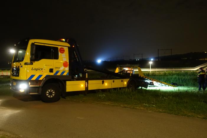 Motor belandt in sloot na politieachtervolging, twee verdachten aangehouden