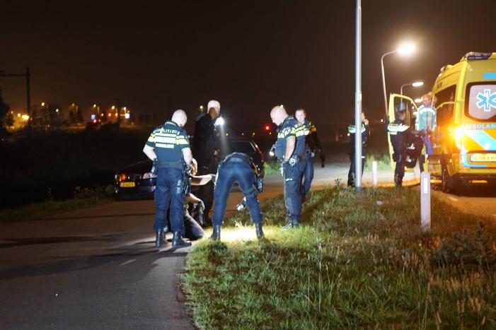 Motor belandt in sloot na politieachtervolging, twee verdachten aangehouden
