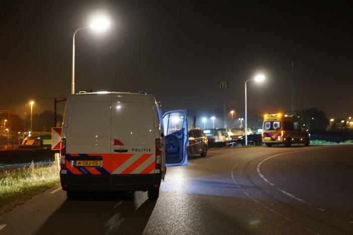 Motor belandt in sloot na politieachtervolging, twee verdachten aangehouden