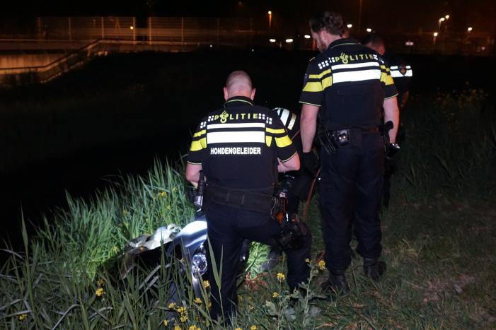 Motor belandt in sloot na politieachtervolging, twee verdachten aangehouden