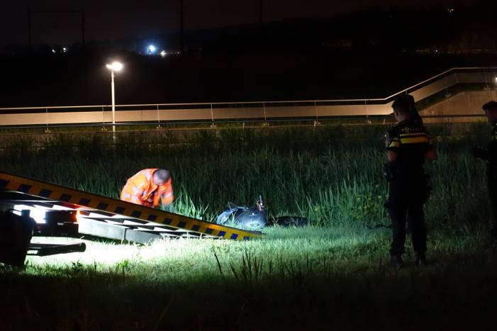 Motor belandt in sloot na politieachtervolging, twee verdachten aangehouden