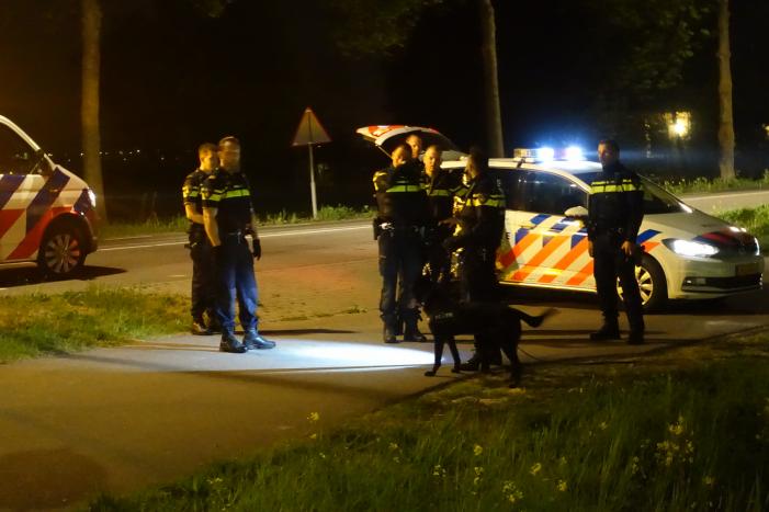 Motor belandt in sloot na politieachtervolging, twee verdachten aangehouden