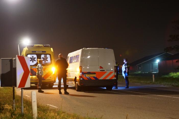 Motor belandt in sloot na politieachtervolging, twee verdachten aangehouden