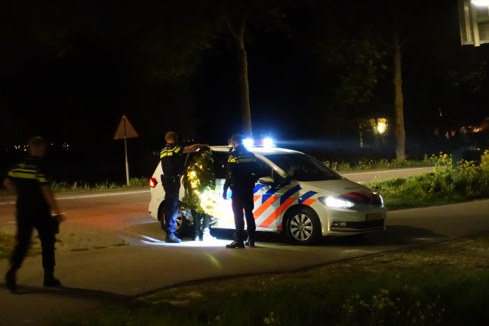 Motor belandt in sloot na politieachtervolging, twee verdachten aangehouden