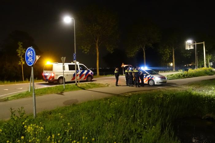 Motor belandt in sloot na politieachtervolging, twee verdachten aangehouden