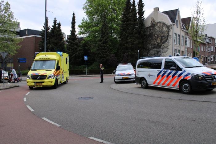 Man op scootmobiel geschept door personenauto