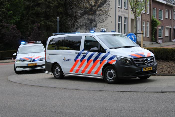 Man op scootmobiel geschept door personenauto