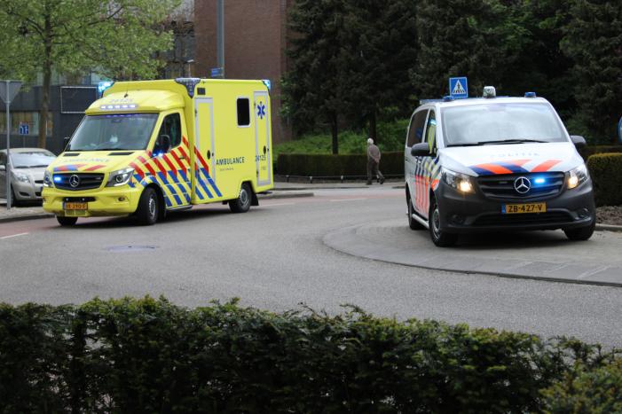 Man op scootmobiel geschept door personenauto