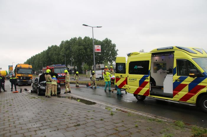 Persoon gewond bij botsing met vrachtwagen