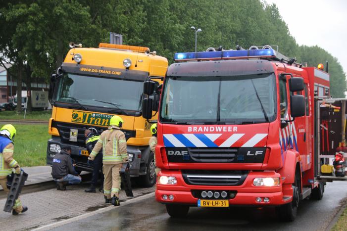 Persoon gewond bij botsing met vrachtwagen
