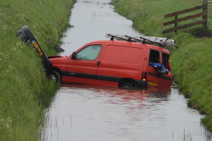 Voertuig raakt te water