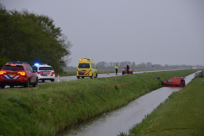 Voertuig raakt te water