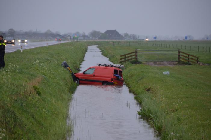 Voertuig raakt te water