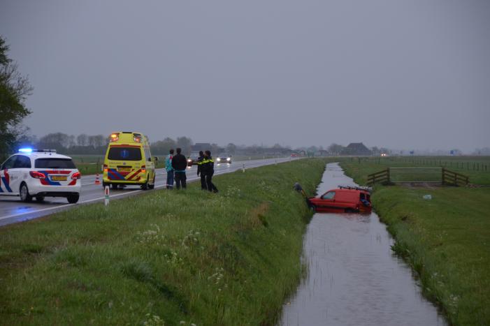 Voertuig raakt te water