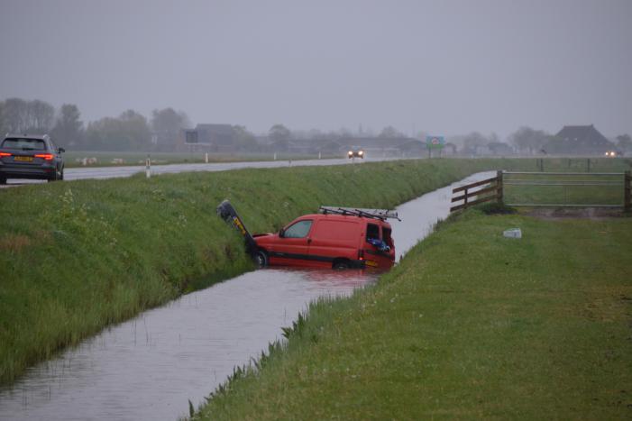 Voertuig raakt te water