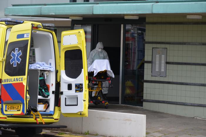 Man uit woning gehaald