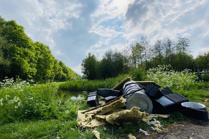Flinke hoeveelheid hennepafval gedumpt langs sloot