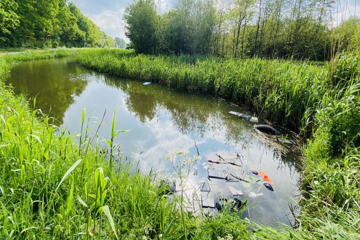 Flinke hoeveelheid hennepafval gedumpt langs sloot
