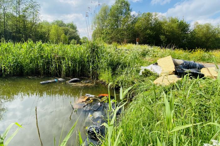 Flinke hoeveelheid hennepafval gedumpt langs sloot