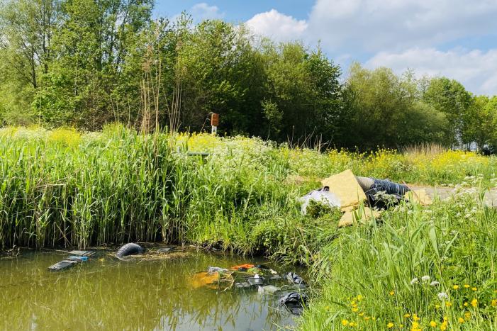 Flinke hoeveelheid hennepafval gedumpt langs sloot
