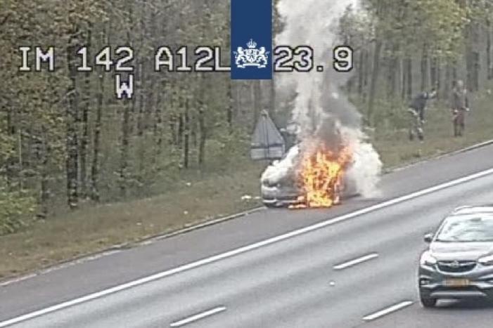 Auto gaat in vlammen op op vluchtstrook snelweg
