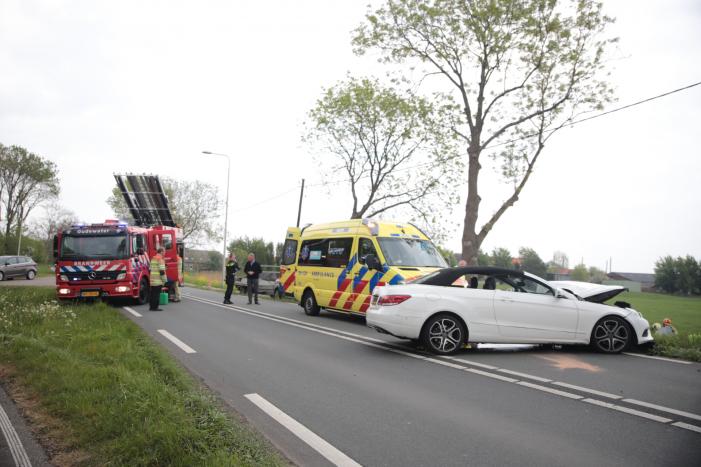 Auto belandt in weiland na frontale aanrijding