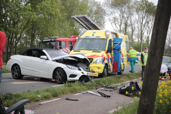 Auto belandt in weiland na frontale aanrijding