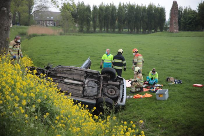 Auto belandt in weiland na frontale aanrijding