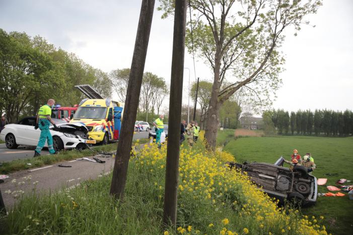 Auto belandt in weiland na frontale aanrijding