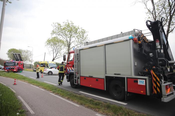 Auto belandt in weiland na frontale aanrijding