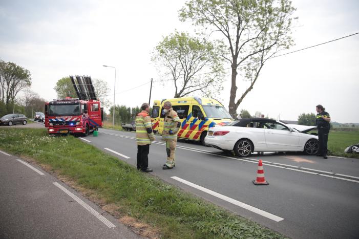 Auto belandt in weiland na frontale aanrijding