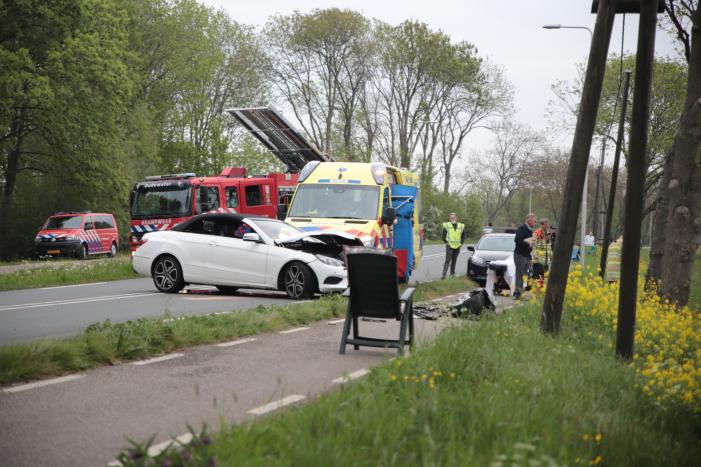 Auto belandt in weiland na frontale aanrijding