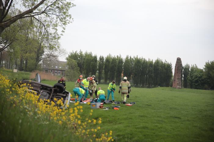 Auto belandt in weiland na frontale aanrijding