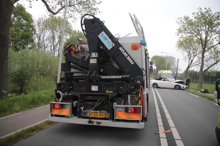 Auto belandt in weiland na frontale aanrijding