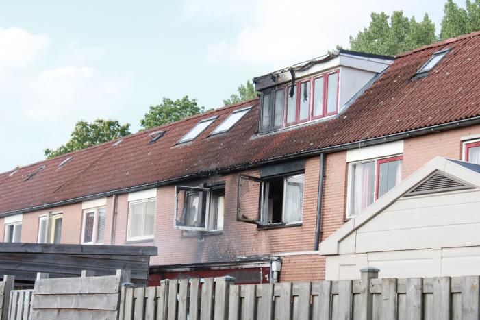Uitslaande brand verwoest woning