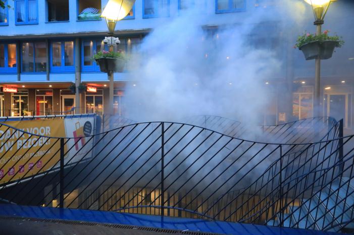 Auto vat vlam in parkeergarage Winkelcentrum De Nieuwe Hof