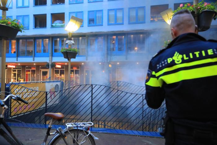 Auto vat vlam in parkeergarage Winkelcentrum De Nieuwe Hof