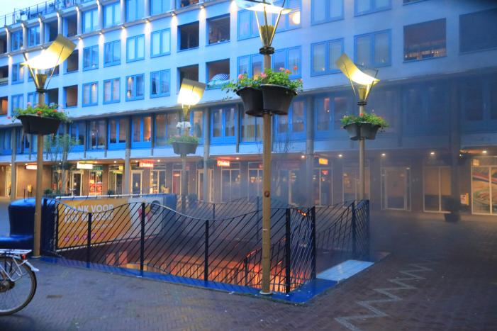 Auto vat vlam in parkeergarage Winkelcentrum De Nieuwe Hof