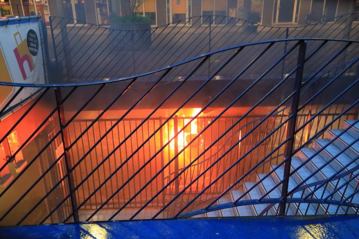 Auto vat vlam in parkeergarage Winkelcentrum De Nieuwe Hof