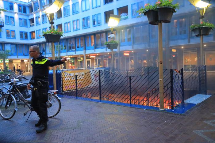 Auto vat vlam in parkeergarage Winkelcentrum De Nieuwe Hof