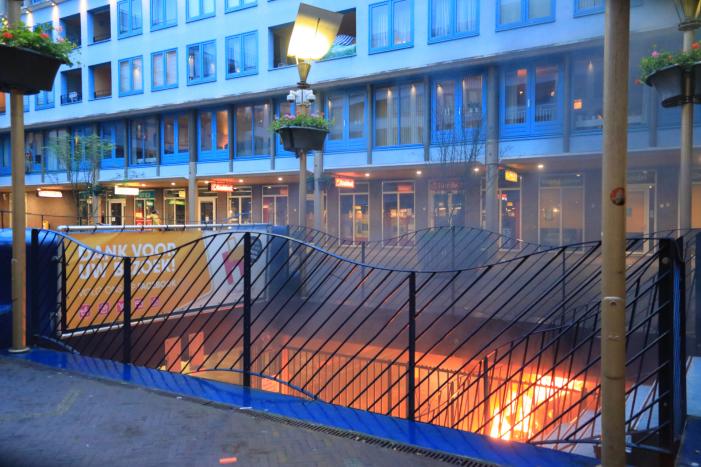 Auto vat vlam in parkeergarage Winkelcentrum De Nieuwe Hof
