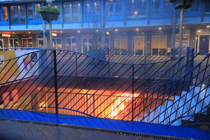 Auto vat vlam in parkeergarage Winkelcentrum De Nieuwe Hof