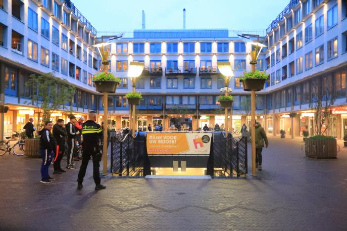 Auto vat vlam in parkeergarage Winkelcentrum De Nieuwe Hof