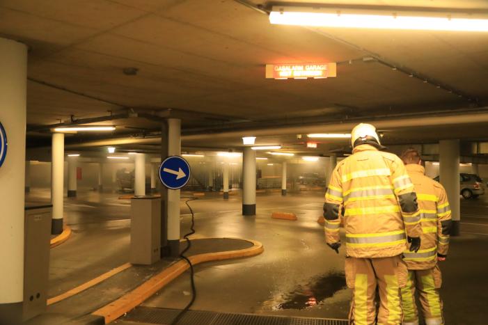 Auto vat vlam in parkeergarage Winkelcentrum De Nieuwe Hof