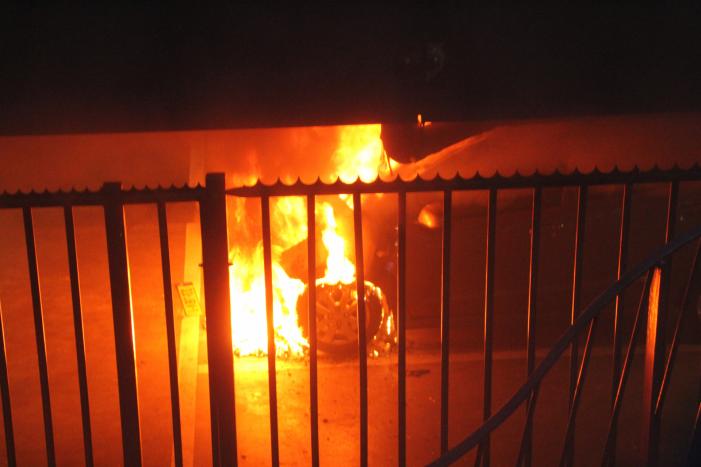 Auto vat vlam in parkeergarage Winkelcentrum De Nieuwe Hof