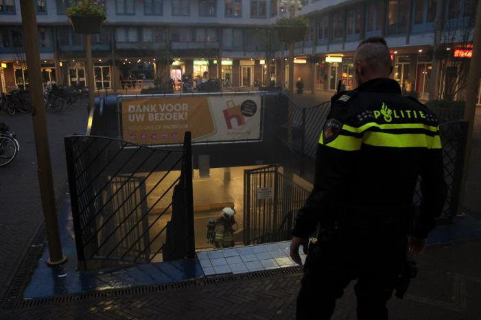 Auto vat vlam in parkeergarage Winkelcentrum De Nieuwe Hof