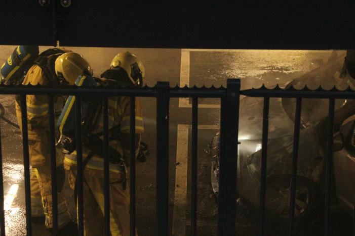 Auto vat vlam in parkeergarage Winkelcentrum De Nieuwe Hof