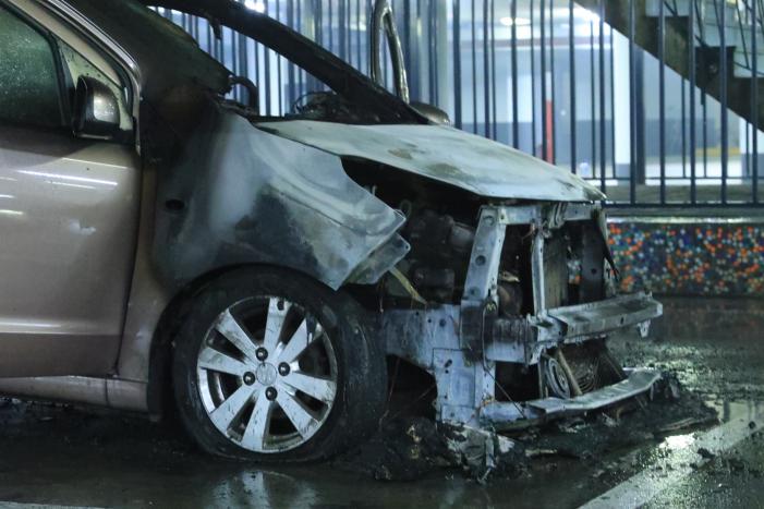 Auto vat vlam in parkeergarage Winkelcentrum De Nieuwe Hof