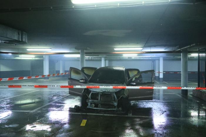 Auto vat vlam in parkeergarage Winkelcentrum De Nieuwe Hof