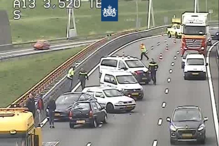 #DenHaag Veel schade bij verkeersongeval op snelweg Rijksweg A13 Den Haag.